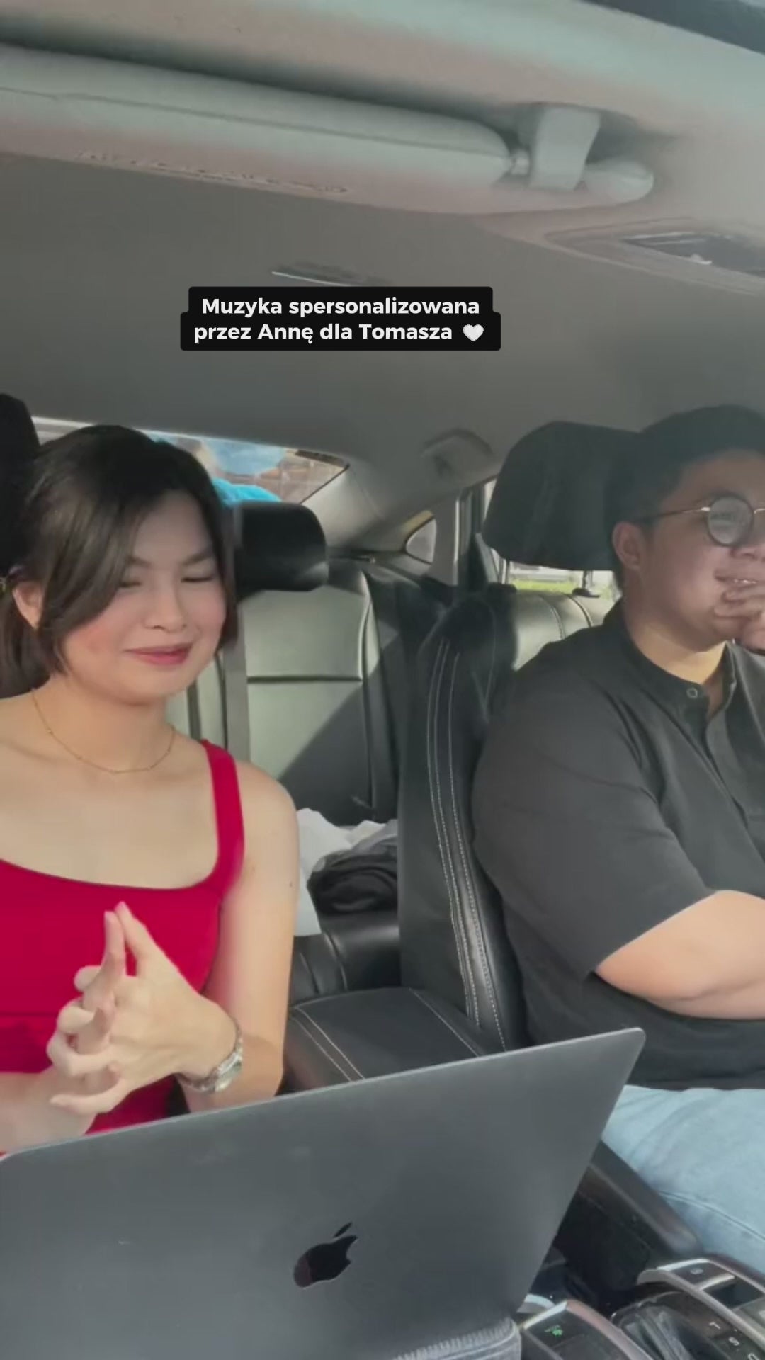 Załaduj film: &lt;p&gt;Piosenka, która zaczęła się od żartu, a skończyła się łzami wzruszenia. 💫&lt;br/&gt;Anna stworzyła ją dla Tomasza — z uśmiechem, z serca, by powiedzieć „kocham Cię” w najpiękniejszy sposób, jaki zna: w rytmie ich wspólnej historii. ❤️🎶&lt;/p&gt;